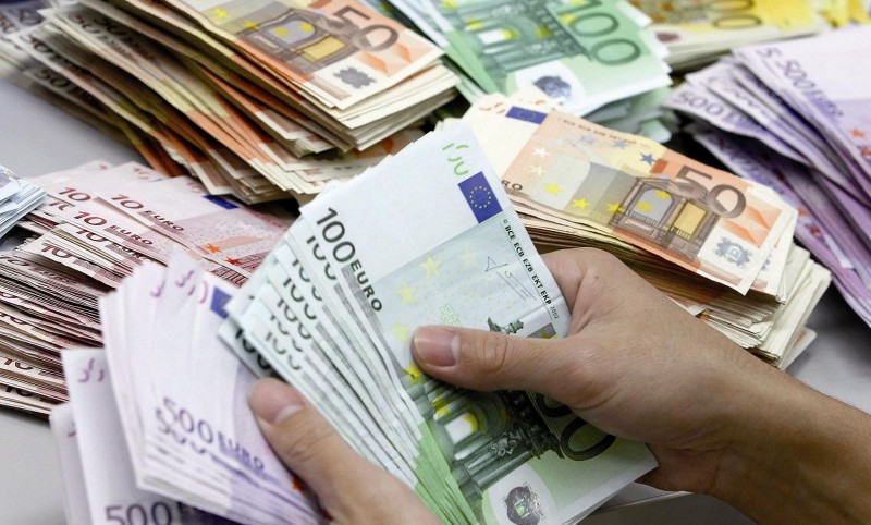 Un empleado de banca cuenta billetes de euros