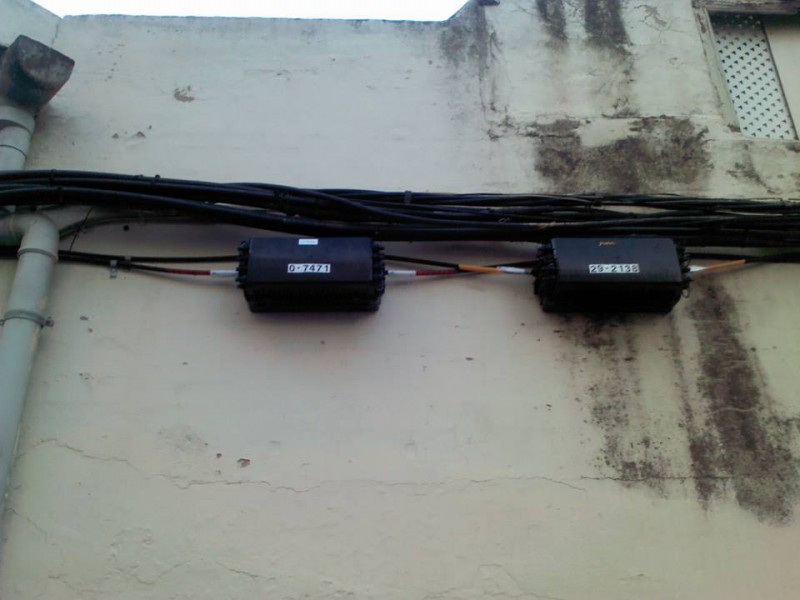 Ejemplo de cableado ilegal adosado a una fachada en Benimaclet.