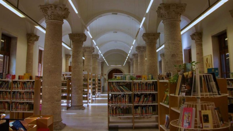 Cultura convoca 14 beques professionals per a treballar en biblioteques i arxius