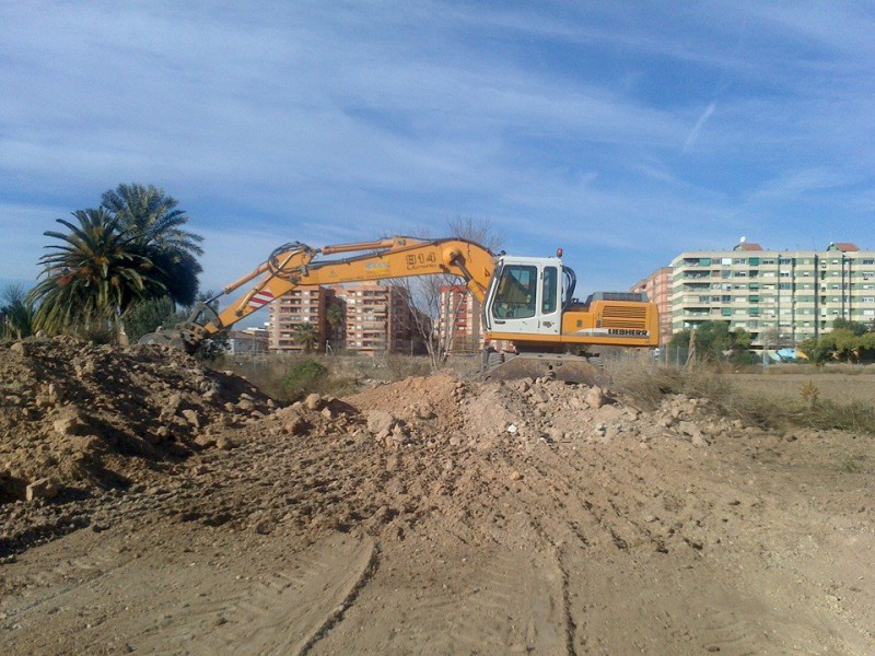 Una excavadora trabajando en la nueva parcela de Benimaclet.