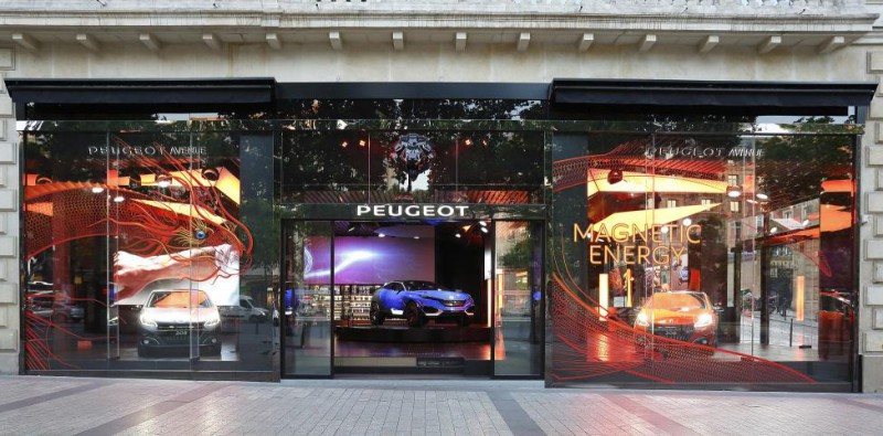 ¡Un dragón en la flagshipstore de Peugeot en París!
