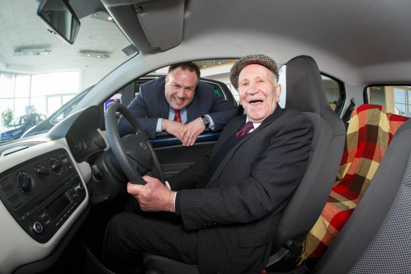 Michael Kearns, de Irlanda, acaba de comprarse un SEAT Mii con 94 años