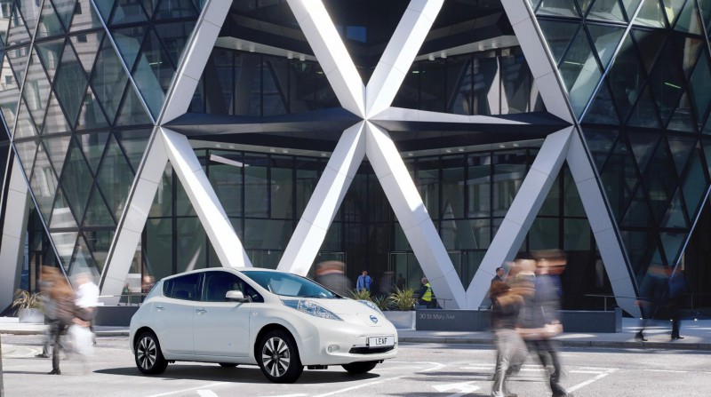 Nissan y Norman Foster diseñan la gasolinera del futuro