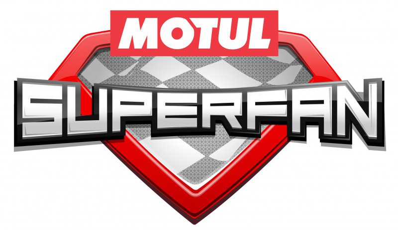 Concursa para entregar uno de los premios de Moto3 del Gran Premio Motul de la Comunitat Valenciana