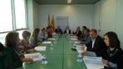 Los alcaldes de diversos municipios en una firma de convenio con la consellera María José Salvador sobre el Plan de Inversiones