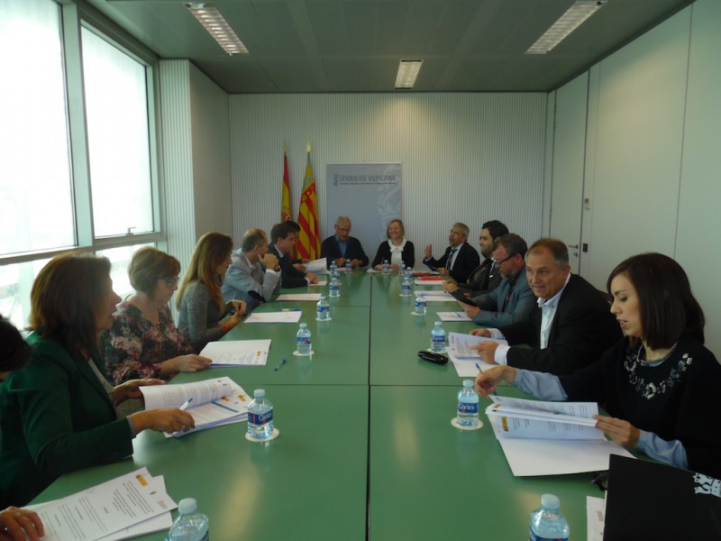 Los alcaldes de diversos municipios en una firma de convenio con la consellera María José Salvador sobre el Plan de Inversiones