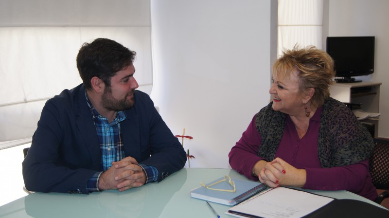 El alcalde de Rafelbunyol, Francisco López, con la diputada de Bienestar Social, Mercedes Berenguer en una reunión