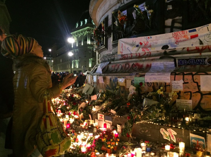 París sigue tomada por la Policía y se suceden los homenajes a las víctimas
