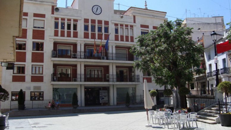 Fachada del edificio del Ayuntamiento de Chiva vista desde la plaza