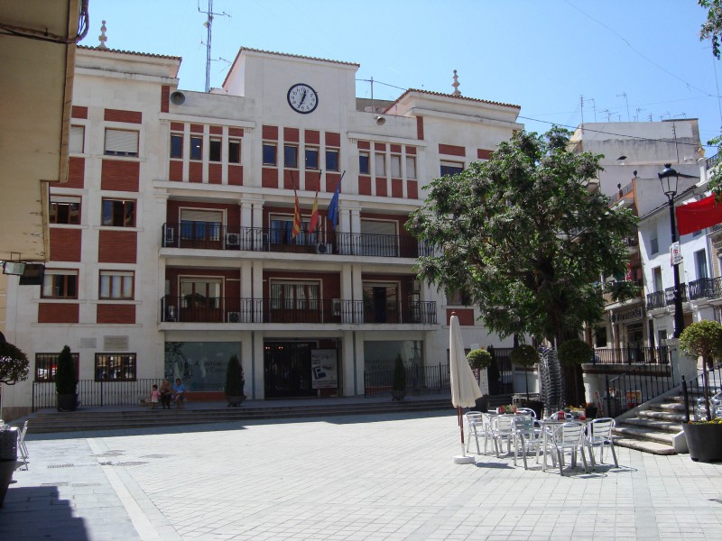 Fachada del edificio del Ayuntamiento de Chiva vista desde la plaza