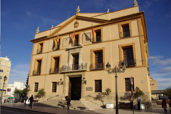 La fachada principal del Ayuntamiento de Paterna