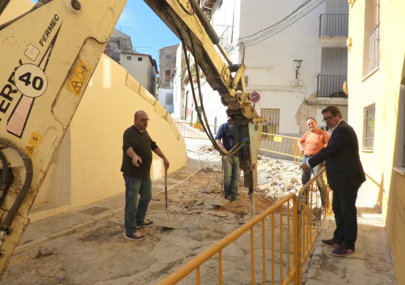 Una máquina excavadora y operarios en las obras de mejora de acceso al barrio de La Villa de Ontinyent