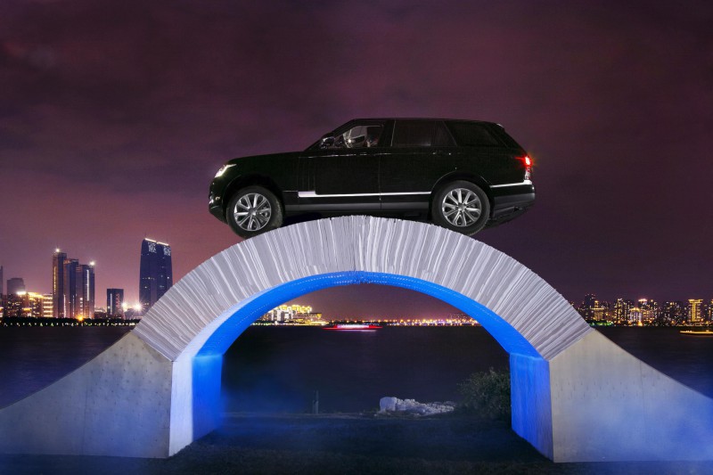 Range Rover celebra su 45 aniversario cruzando por un puente de papel‏