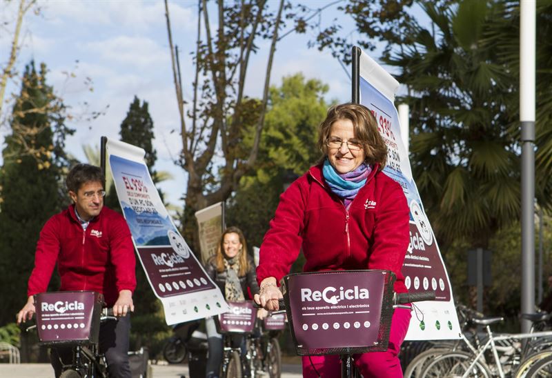 La consellera en la presentación de la campaña reciclaje en bicicleta