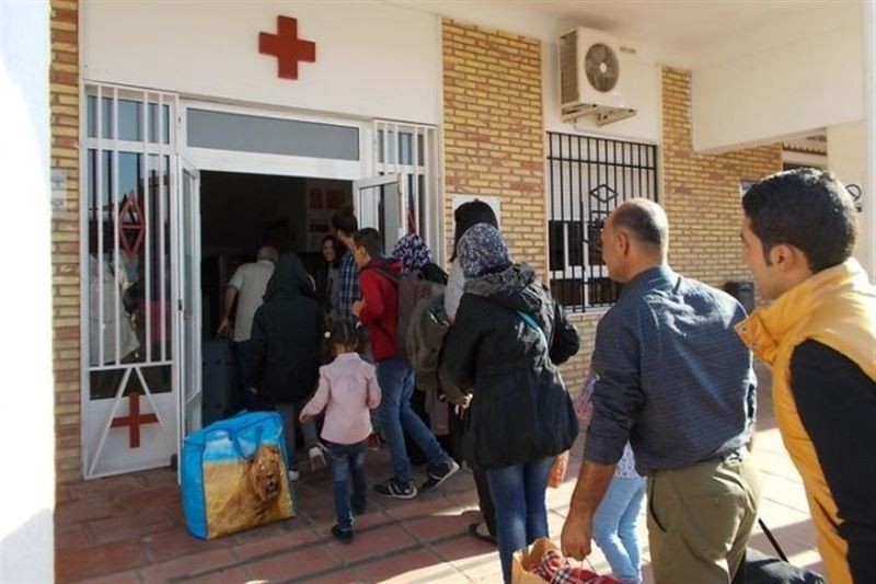 Refugiados sirios en uno de los puestos de Cruz Roja. Un tema que enfrenta a Gobierno y Consell