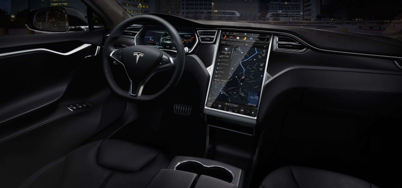 Un hombre graba el piloto automático de su Tesla desde el asiento trasero