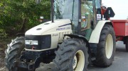Un vehículo agrícola fuera del casco urbano en aparcamiento de tractores