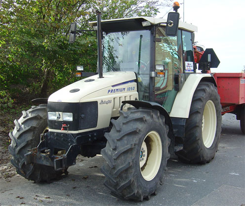 Un vehículo agrícola fuera del casco urbano en aparcamiento de tractores
