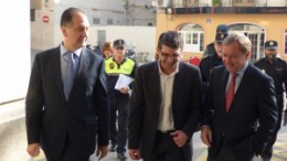 El delegado del Gobierno de la Comunidad Valenciana, Juan Carlos Moragues, preside la junta local de seguridad de Ontinyent junto al alcalde, Jorge Rodríguez