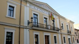 Fachada con la entrada principal del ayuntamiento de Manises con las banderas institucionales