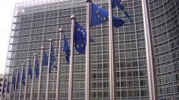 Bruselas denuncia a Alemania por sistemas de aire acondicionado contaminante de Daimler