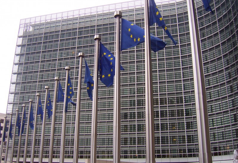 Bruselas denuncia a Alemania por sistemas de aire acondicionado contaminante de Daimler