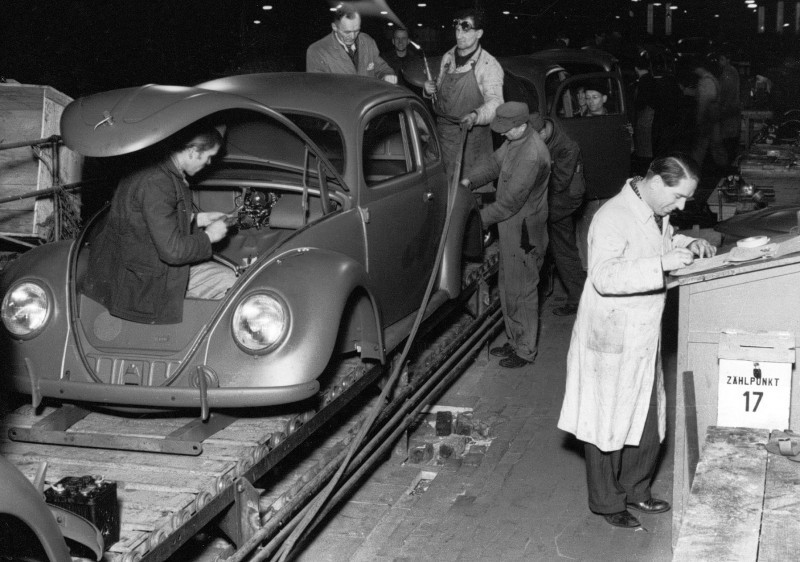 El primer Volkswagen Beetle salió de la línea en la planta de Wolfsburg hace 70 años