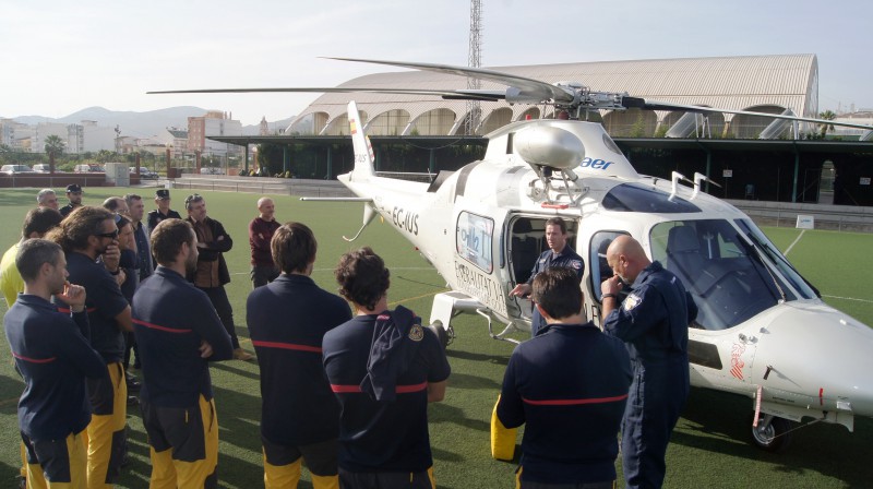 Momento de la explicación durante la jornada de prácticas de rescate en helicóptero
