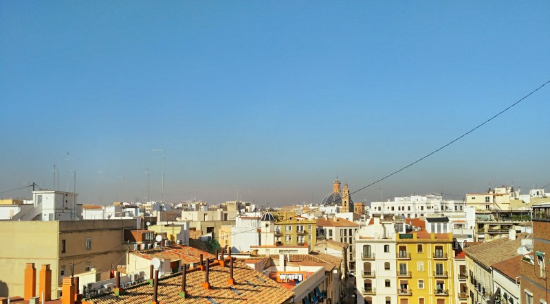 Una intensa capa de contaminación cubre el cielo de Valencia