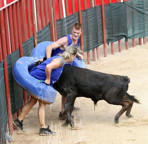 Celebración taurina en una plaza de toros portátil en un municipio valenciano