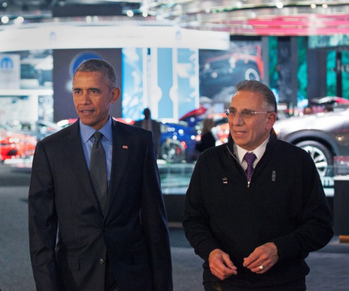 Obama visita el American International Auto Show del Norte (NAIAS)