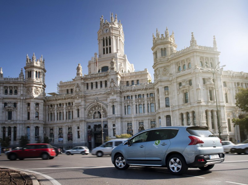 Tener un coche en propiedad en Madrid o Barcelona cuesta 16 euros por hora de conducción