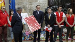 Ximo Puig entrega los juguetes de la campaña de Cruz Roja