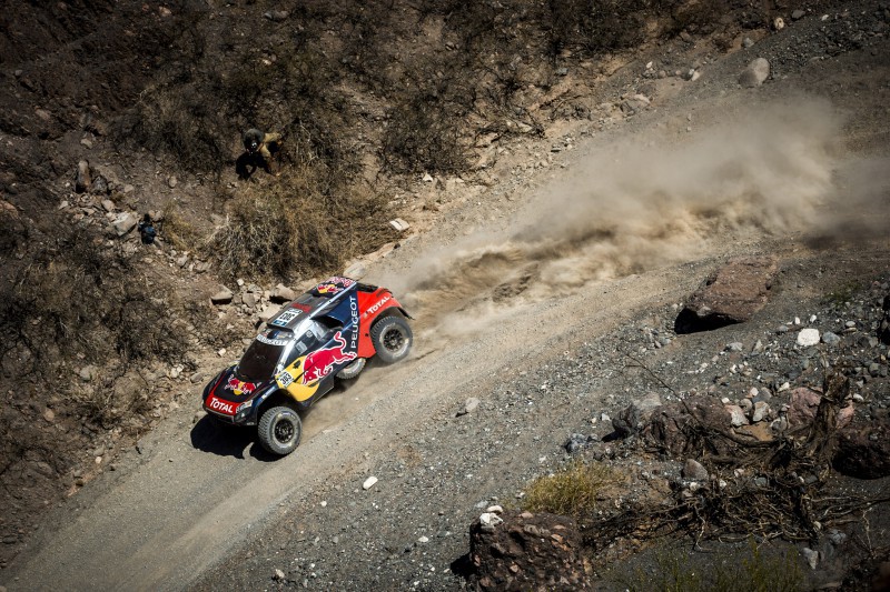 Carlos Sainz ya es segundo en el Rallye Dakar