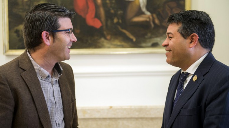 Jorge Rodriguez con el alcalde de Olocau para tratar la Ruta dels Ibers