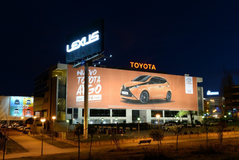 La lona publicitaria más sostenible y solidaria de Toyota