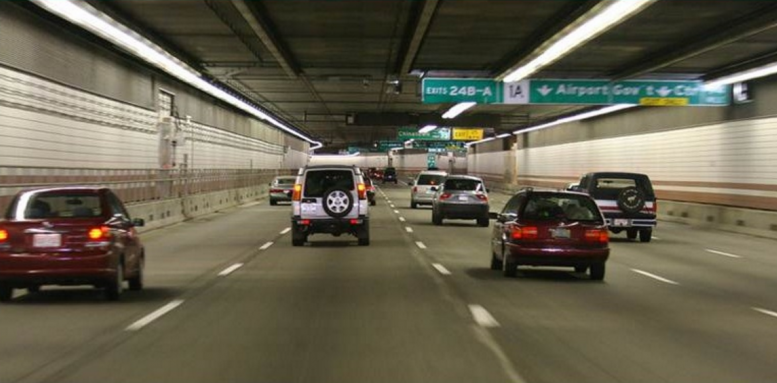 ¿Viajas en coche en Semana Santa? Cinco consejos para circular por túneles
