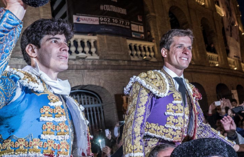 El Juli y López Simón salen por la puerta grande Valencia en Fallas 2016.