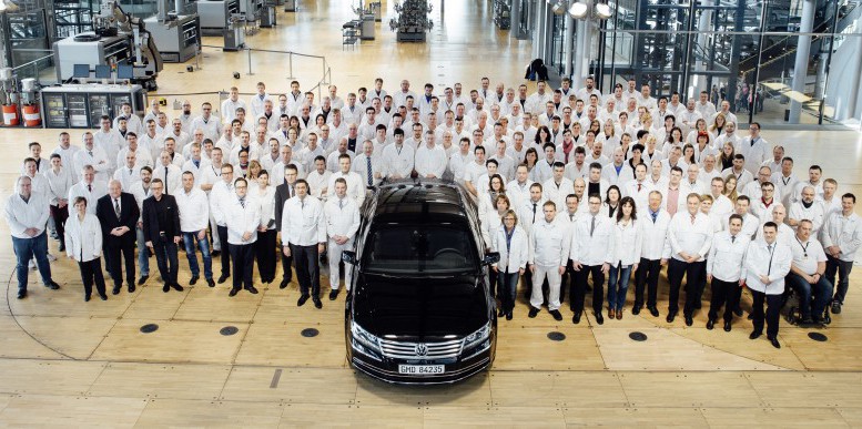 El último Volkswagen Phaeton sale de línea de montaje, bienvenida la electromovilidad