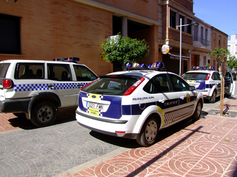 Agentes de la Policía Local y Guardia Civil acudieron al domicilio de la víctima tras el aviso de una mujer