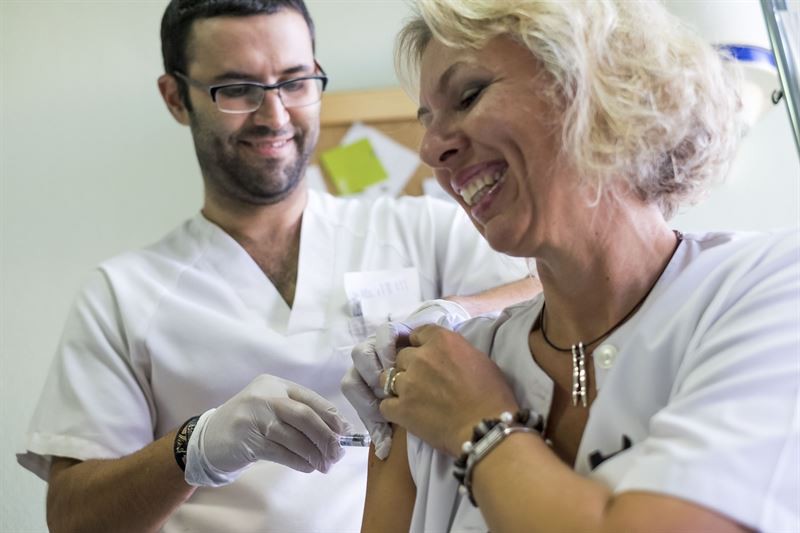 Paciente vacunándose contra la gripe