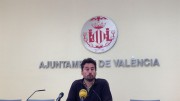 El teniente de alcalde de Valencia, Jordi Peris, anuncia la medida para los asesores en rueda de prensa