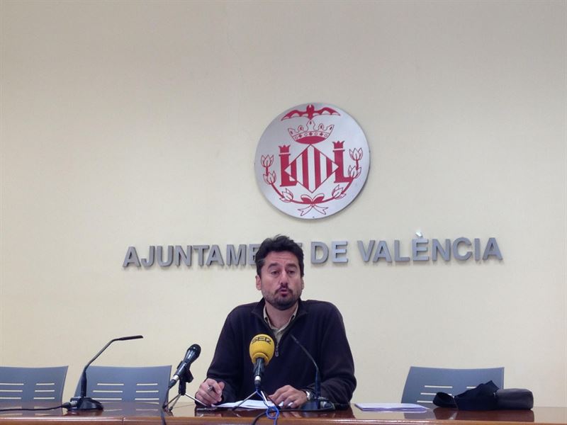 El teniente de alcalde de Valencia, Jordi Peris, anuncia la medida para los asesores en rueda de prensa