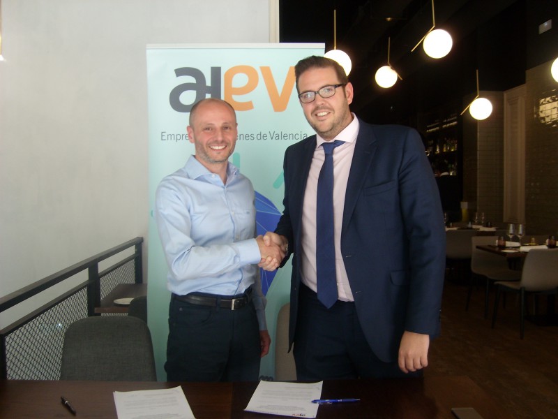 Firma de convenio entre AJEV y Capazia