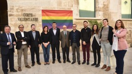 es Corts Valencianes lucen hoy la bandera del arco iris, señera del movimiento LGTB