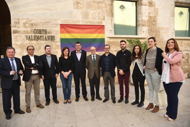 es Corts Valencianes lucen hoy la bandera del arco iris, señera del movimiento LGTB