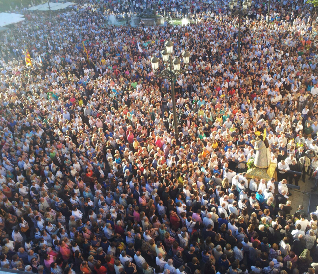 Acto de desagravio. Miles de personas abarrotan la Plaza de la Virgen