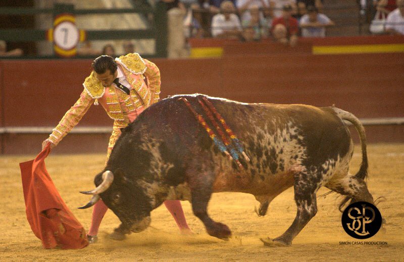 David Mora con el toro sardo 'Alabardero', al que cortó una oreja.