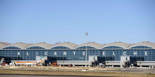La Generalitat anuncia la ampliación del transporte nocturno en el Aeropuerto Alicante-Elche