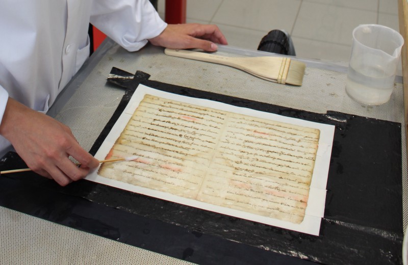 El Instituto Valenciano de Conservación y Restauración restauran documentos escritos en valenciano que desafiaron el Decreto de Nueva Planta de Felipe V